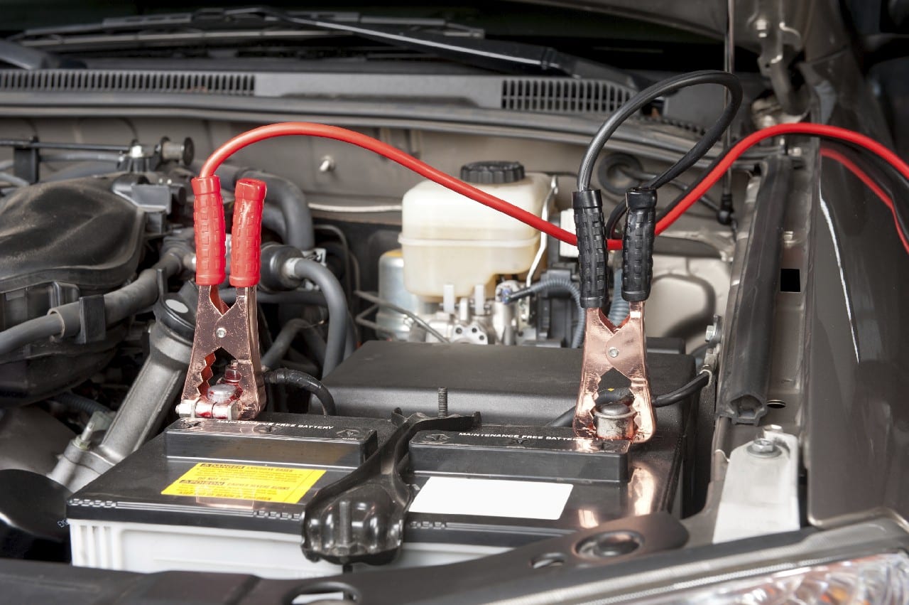 La forma correcta de cargar la batería de tu auto