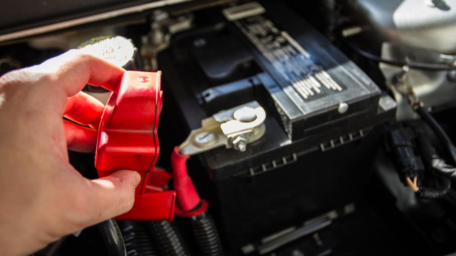 Mantenimiento de Baterías en Vehículos Eléctricos vs. Tradicionales